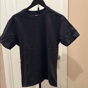 Uniqlo Men's Dark Gray Short Sleeve Tee